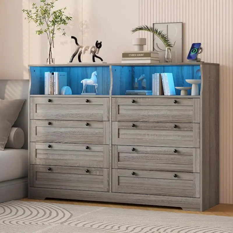 Commode moderne en bois à 8 tiroirs, avec station de recharge et éclairage LED.