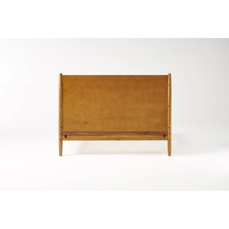 Lit plateforme moderne en bois d'acacia naturel, format king size, avec pieds évasés emblématiques pour chambre à coucher