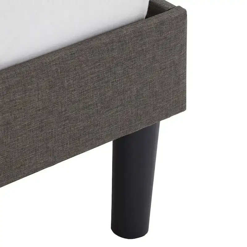 Lit plateforme capitonné Allenspark avec tête de lit géométrique par iNSPIRE Q Classic