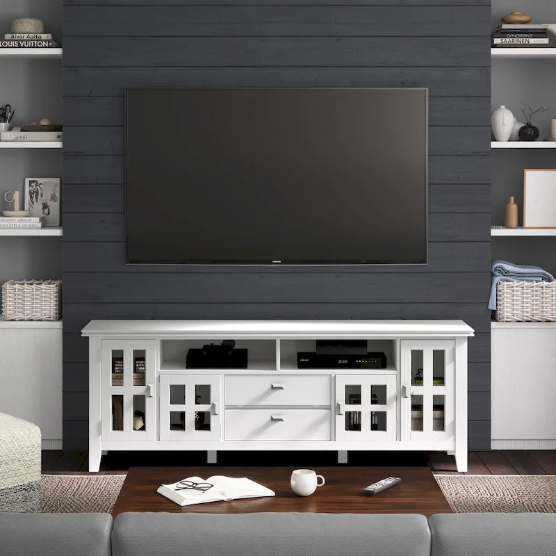 Meuble TV WYNDENHALL Stratford en bois massif, 72 pouces de large, pour téléviseurs jusqu'à 80 pouces.