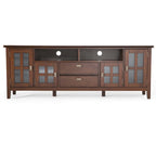 Meuble TV WYNDENHALL Stratford en bois massif, 72 pouces de large, pour téléviseurs jusqu'à 80 pouces.