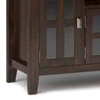 Meuble TV WYNDENHALL Stratford en bois massif, 72 pouces de large, pour téléviseurs jusqu'à 80 pouces.