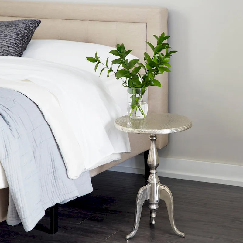 Petite table d'appoint en aluminium tourné, plateau martelé et pieds en volute - Argent - Roche River Decor - 38 cm (L) x 38 cm (l) x 56 cm (H)