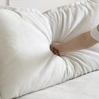 Canapé d'angle moderne en lin avec pouf, en forme de L.