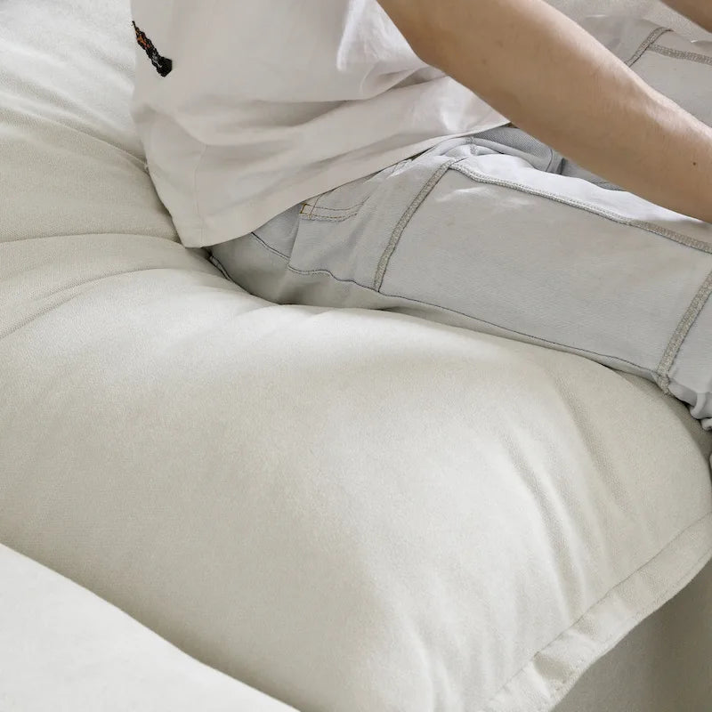 Canapé d'angle moderne en lin avec pouf, en forme de L.