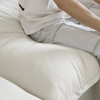 Canapé d'angle moderne en lin avec pouf, en forme de L.