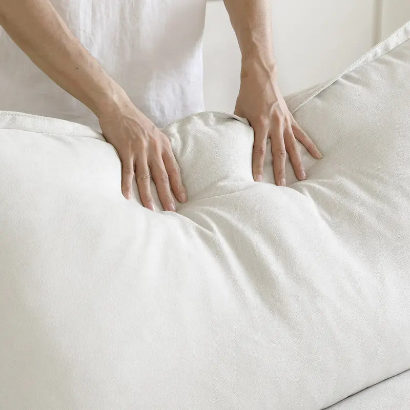 Canapé d'angle moderne en lin avec pouf, en forme de L.