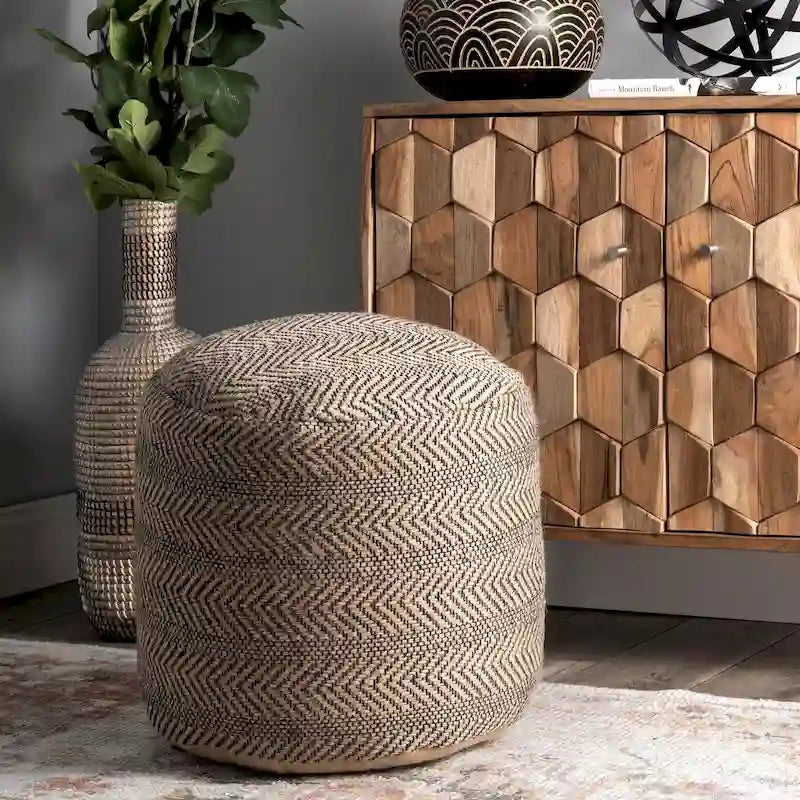 Pouf ottoman en jute tressé à chevrons Nuloom Exeter
