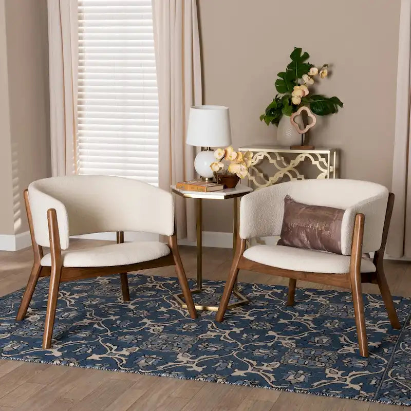 Ensemble de 2 fauteuils d'appoint de salon Baron, style moderne du milieu du siècle, revêtus de tissu bouclé crème et dotés d'une structure en bois finition noyer.