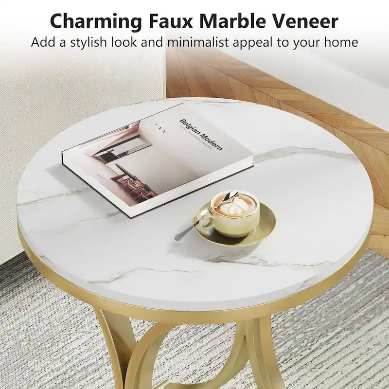Petite table d'appoint ronde moderne avec structure en métal doré et placage en faux marbre, en bois d'ingénierie, idéale pour le salon.