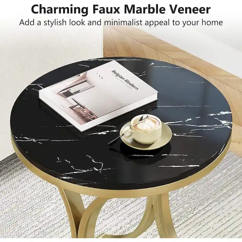 Petite table d'appoint ronde moderne avec structure en métal doré et placage en faux marbre, en bois d'ingénierie, idéale pour le salon.