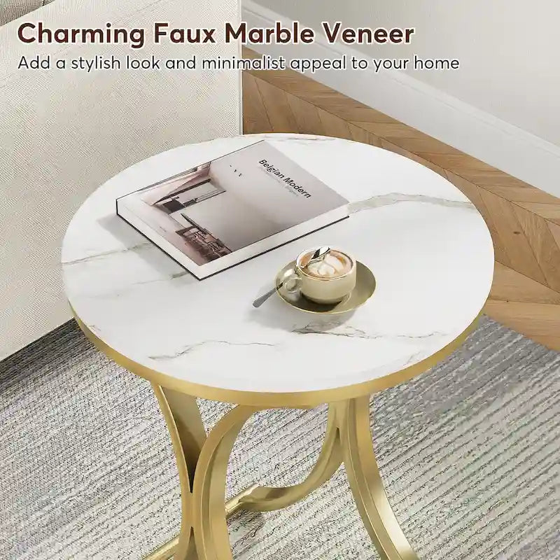 Petite table d'appoint ronde moderne avec structure en métal doré et placage en faux marbre, en bois d'ingénierie, idéale pour le salon.