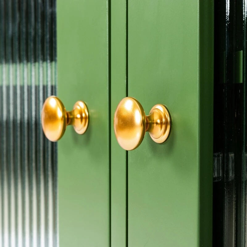 Meuble TV vintage français vert, buffet d'artiste avec portes et étagères vitrées, meuble de rangement pour coin café